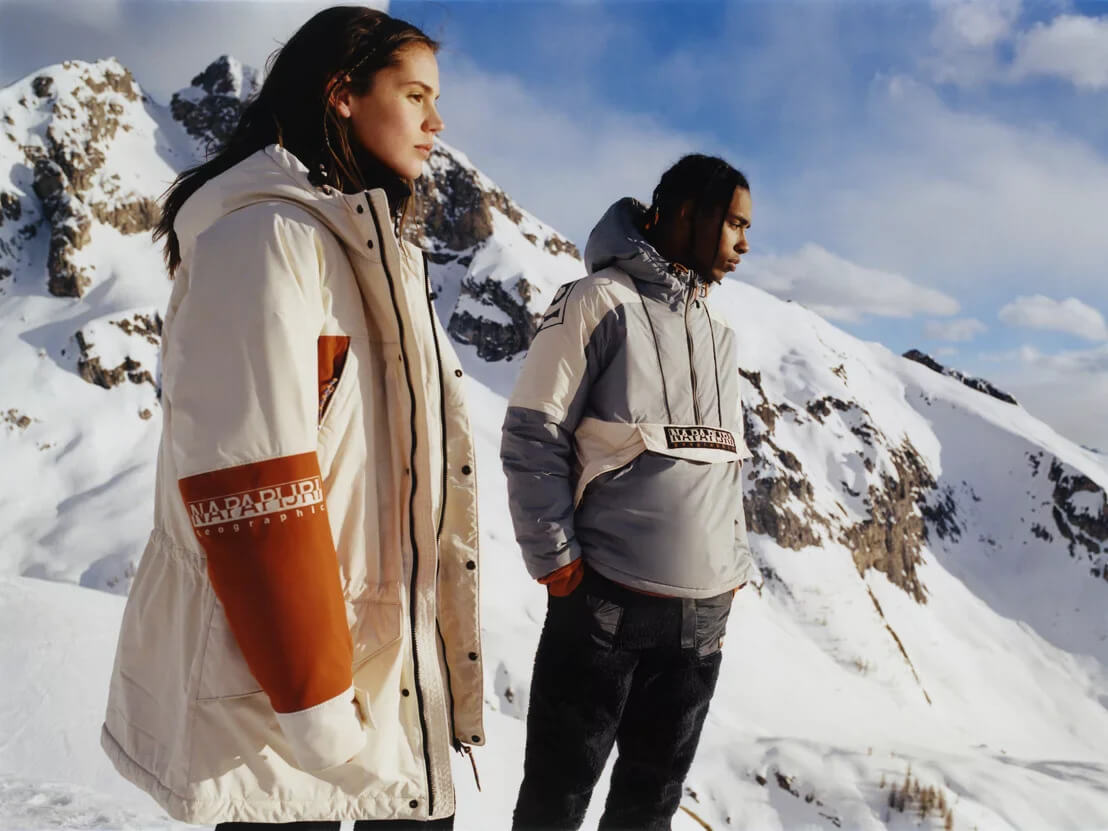 Bărbat purtând geacă Napapijri de iarnă în aer liber