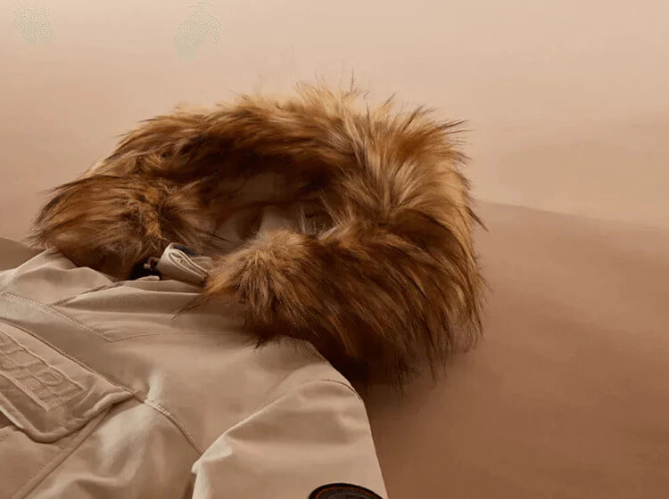 Detaliu glugă geacă de iarnă Napapijri - tehnologie de protecție termică superioară